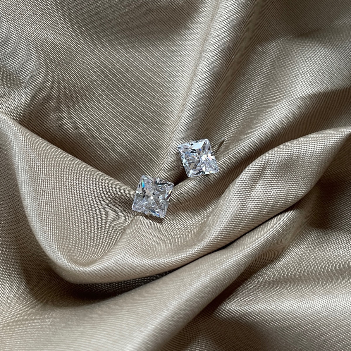 Pomuse Stylish Shiny Square Center Stone Stud Earrings