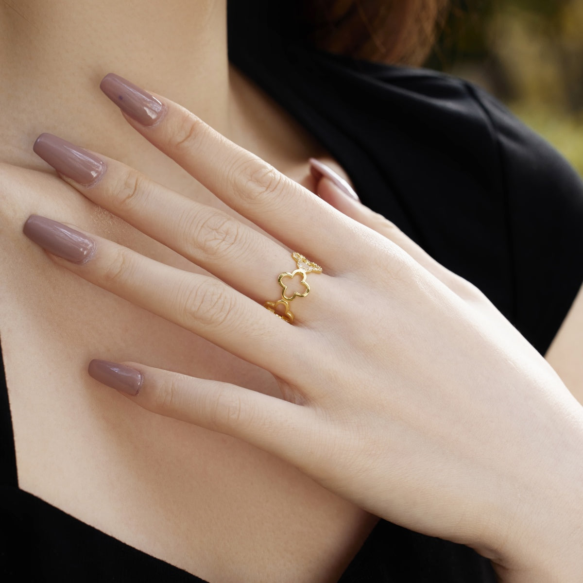 Ring in Form eines vierblättrigen Kleeblatts mit hohlem Design von Pomuse