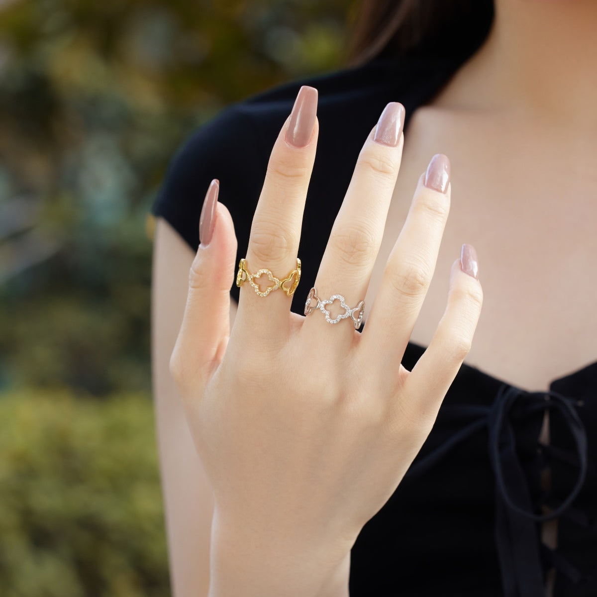 Ring in Form eines vierblättrigen Kleeblatts mit hohlem Design von Pomuse