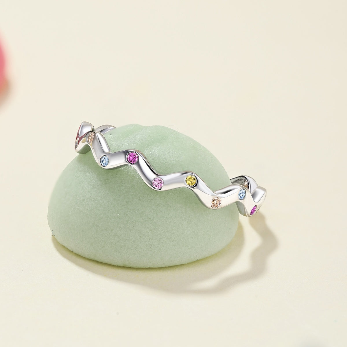 Pomuse Ornate Vibrant Round Cut Daily Ring