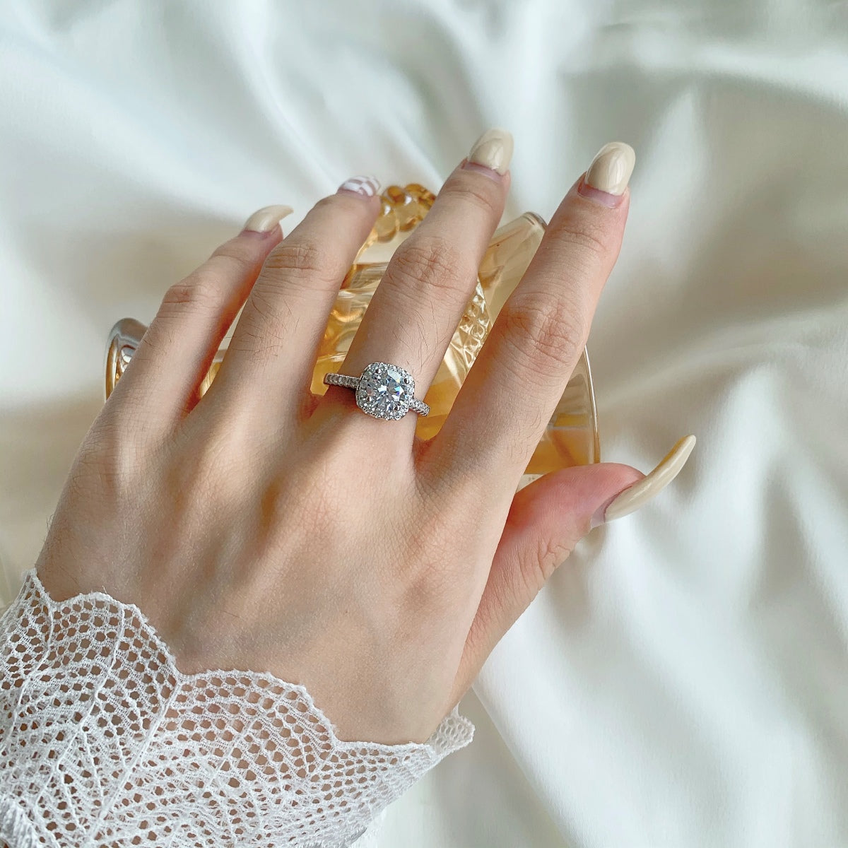 Pomuse Dazzling Resplendent Round Cut Wedding Ring