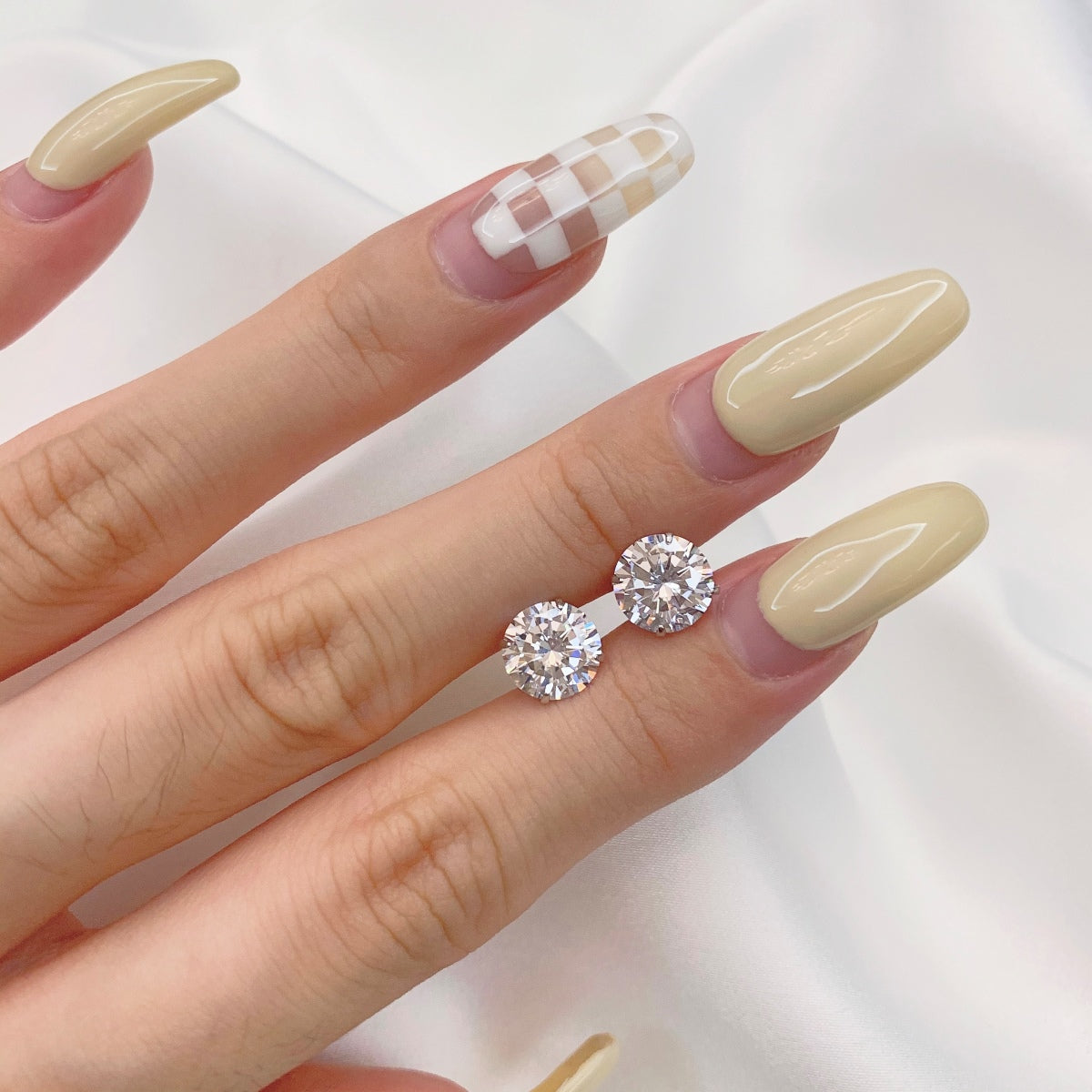 Pomuse Stylish Shiny Round Center Stone Stud Earrings