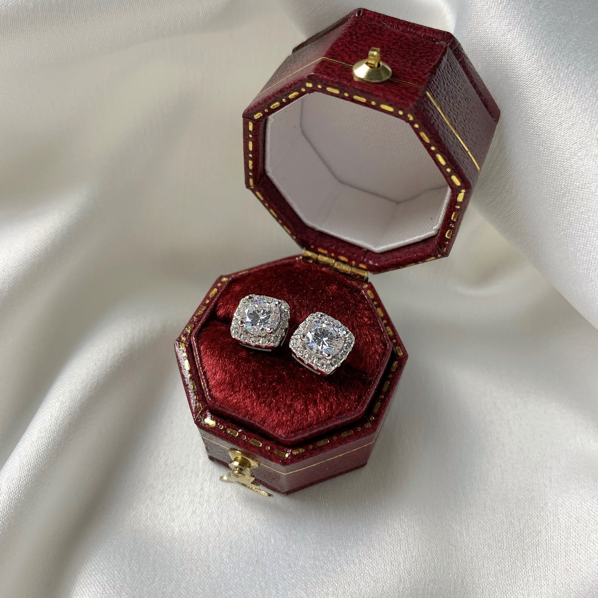 Pomuse Classic Round Center Stone Stud Earrings