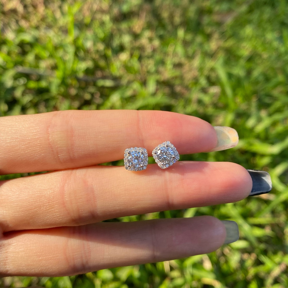 Pomuse Classic Round Center Stone Stud Earrings