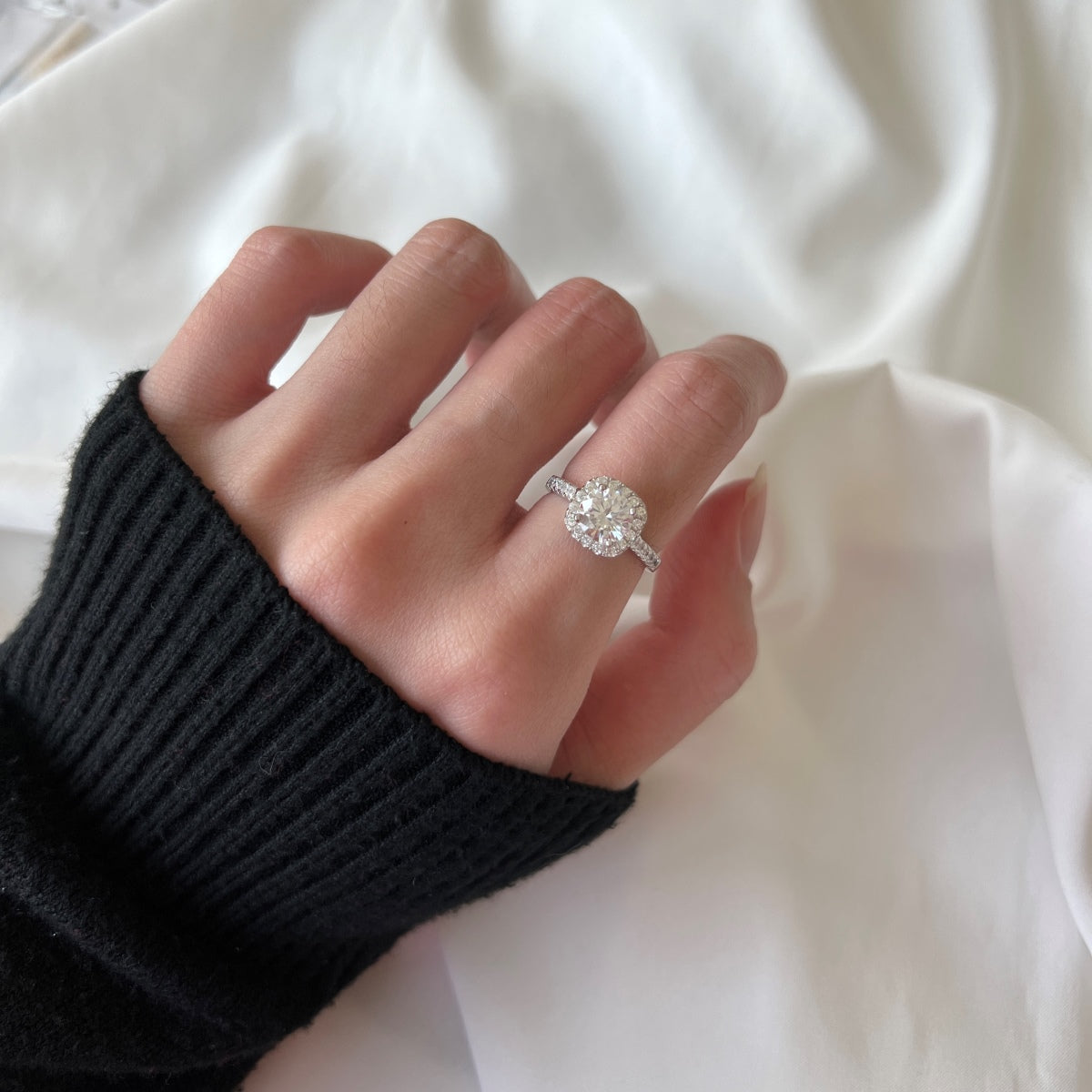 Pomuse Dazzling Resplendent Round Cut Wedding Ring