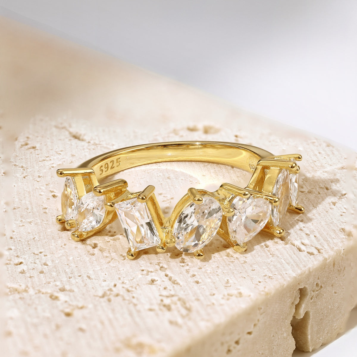 Pomuse – Zarter Ring mit mehreren Schliffen