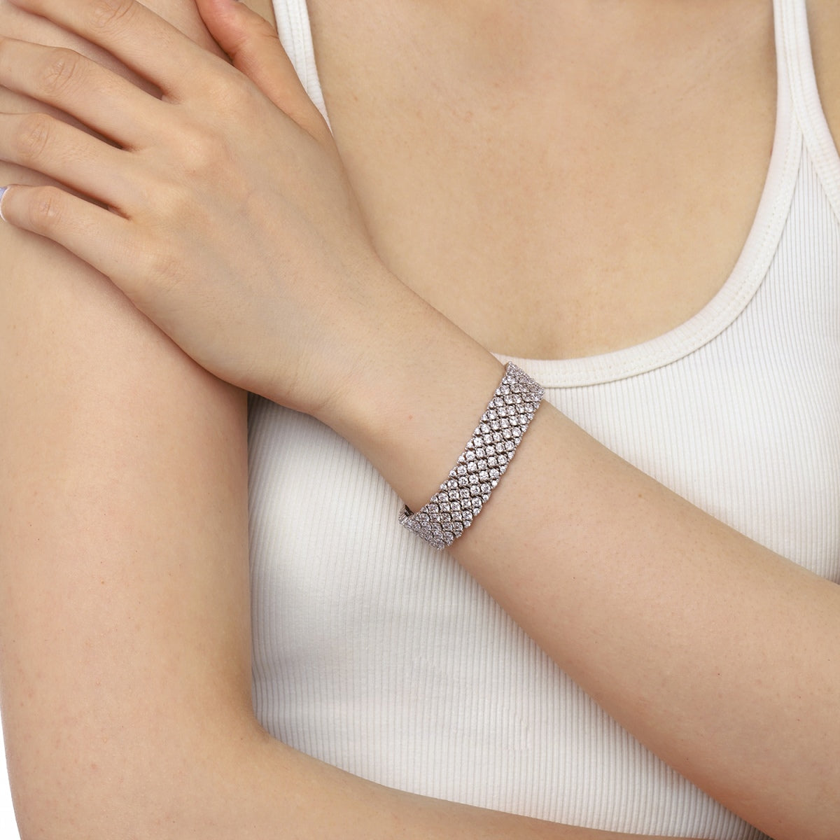 Pomuse Ornate Elegant Round Cut Party Bracelet