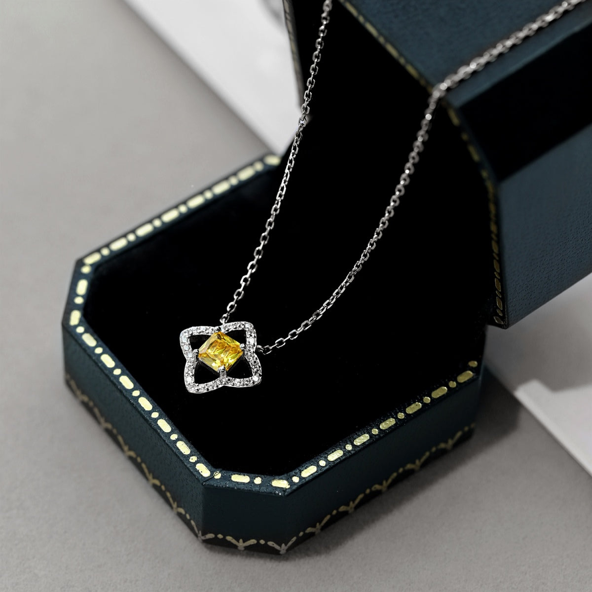 Pomuse – Exquisite Halskette im Prinzessschliff in Blumenform