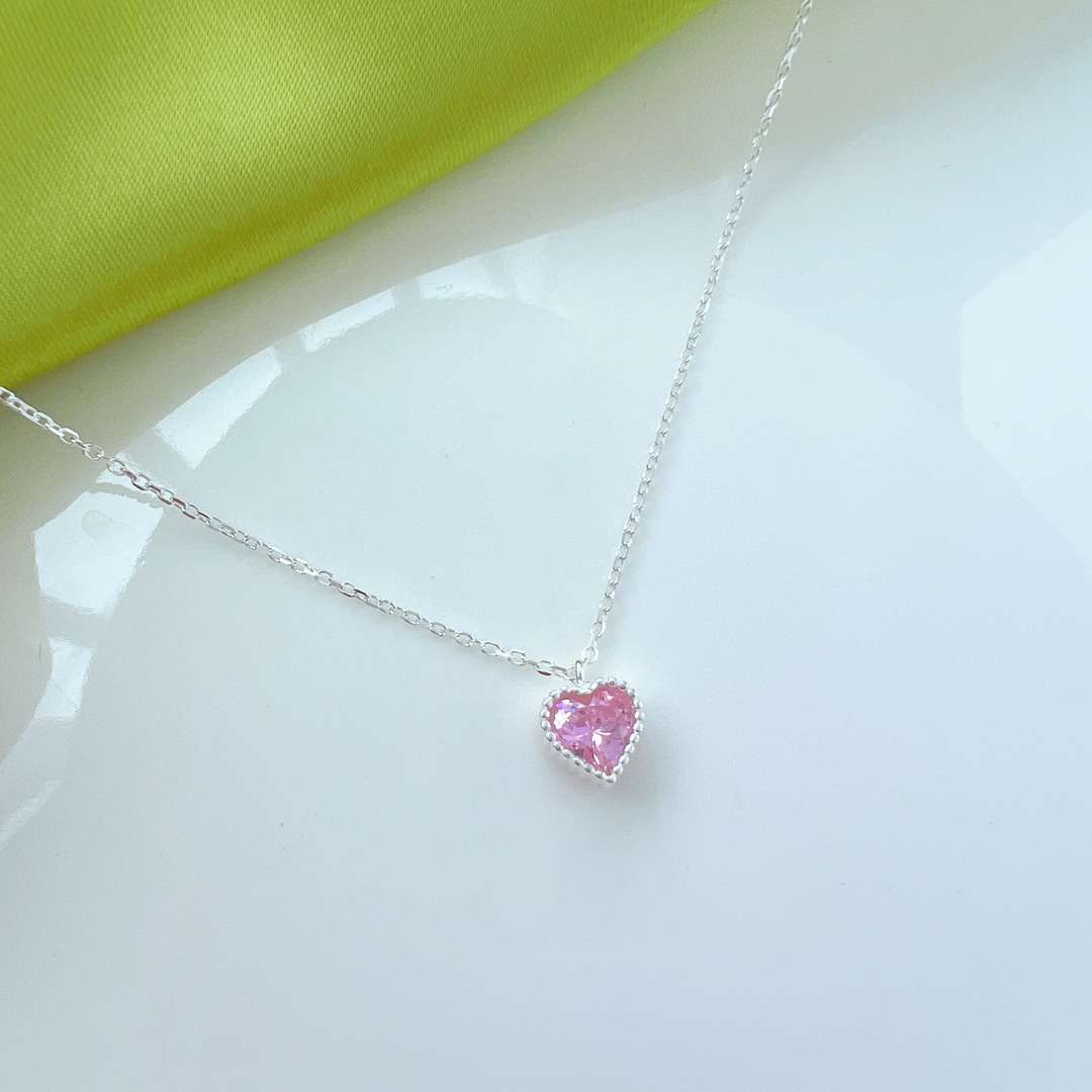 Pomuse Ornate Heart Shape Necklace
