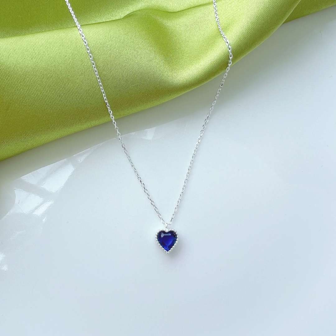 Pomuse Ornate Heart Shape Necklace
