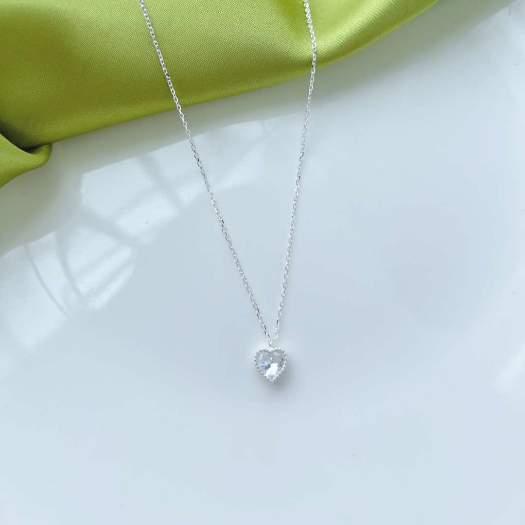 Pomuse Ornate Heart Shape Necklace