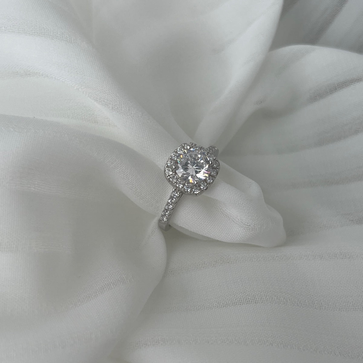 Pomuse Dazzling Resplendent Round Cut Wedding Ring