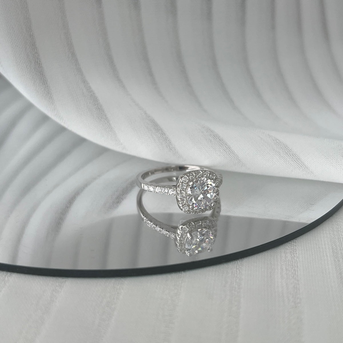 Pomuse Dazzling Resplendent Round Cut Wedding Ring