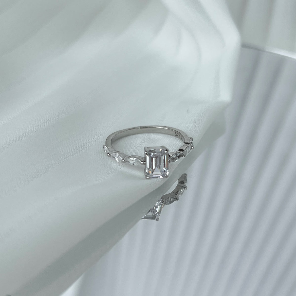 Pomuse 1.0 Carat Dainty Resplendent Radiant Cut Daily Ring