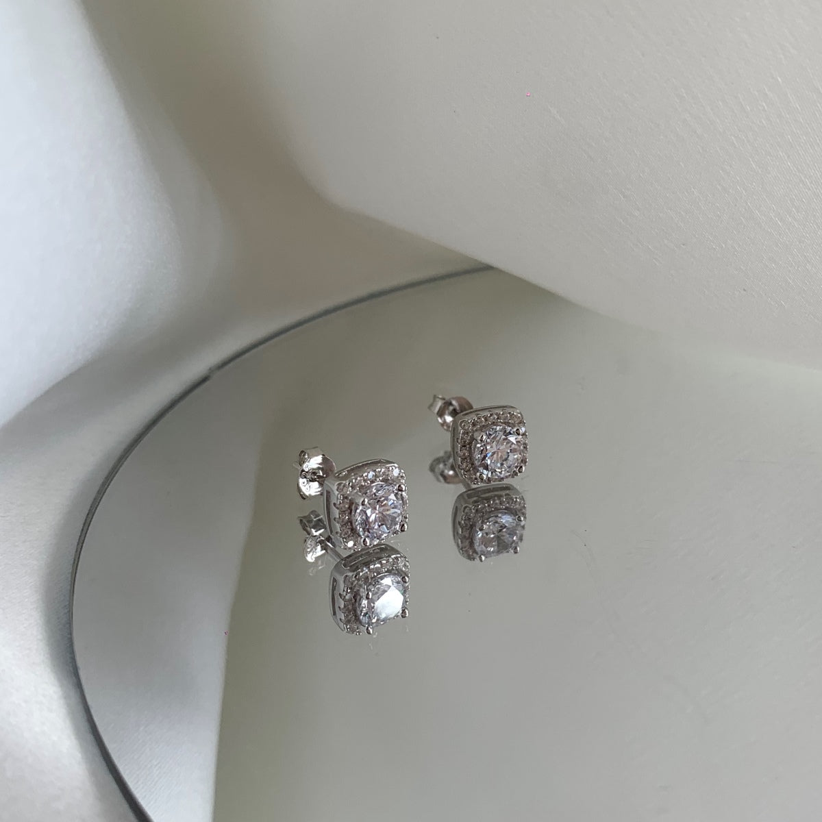 Pomuse Classic Round Center Stone Stud Earrings