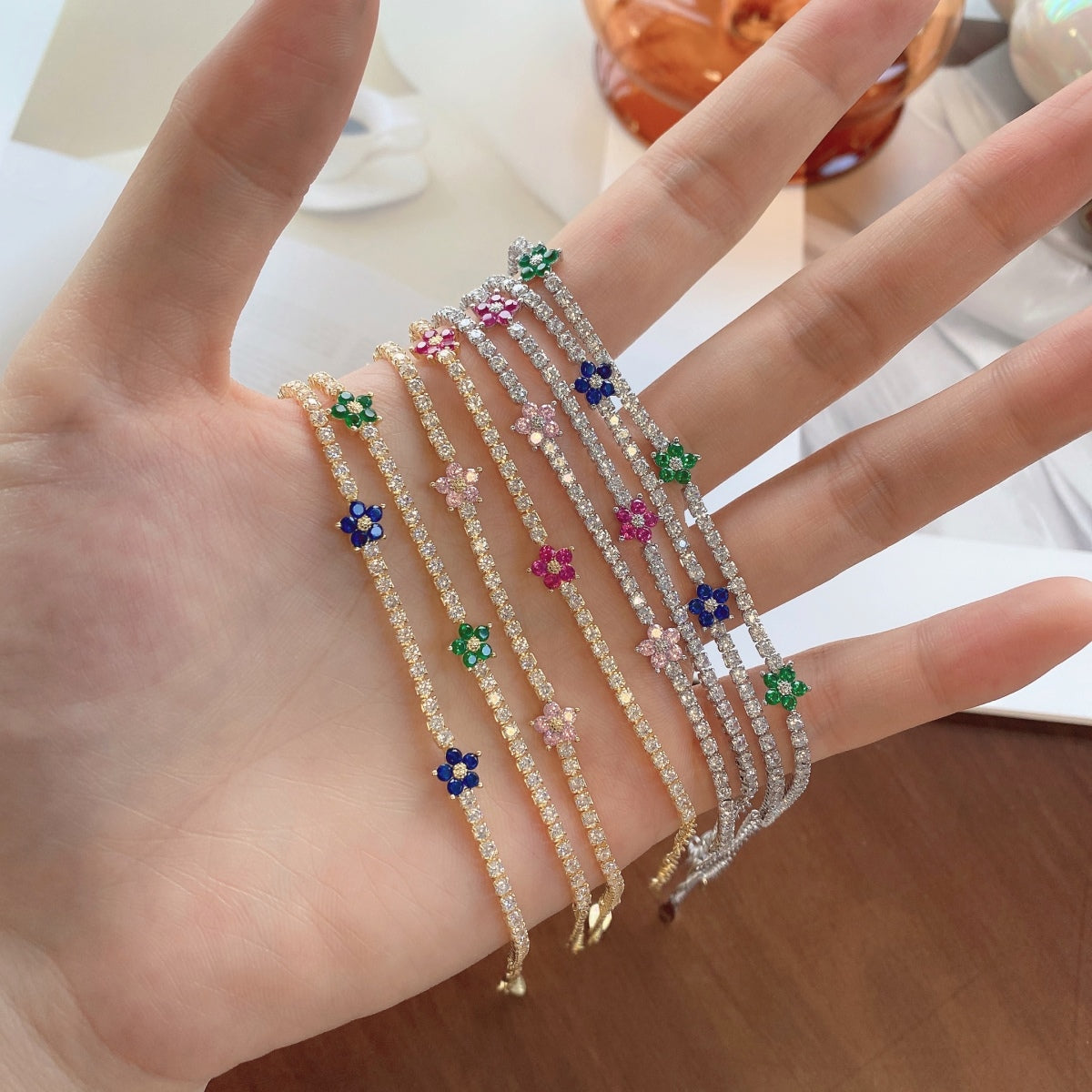 Pomuse Sparkling Flower Shape Tennis Bracelet