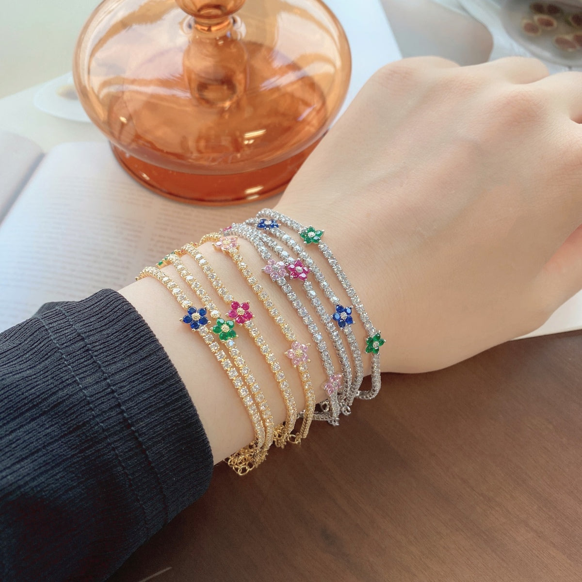 Pomuse Sparkling Flower Shape Tennis Bracelet