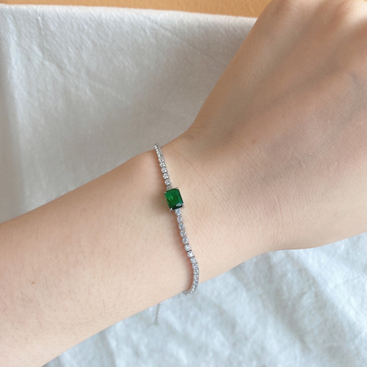 Pomuse 1.0 Carat Unique Emerald Cut Banquet Bracelet