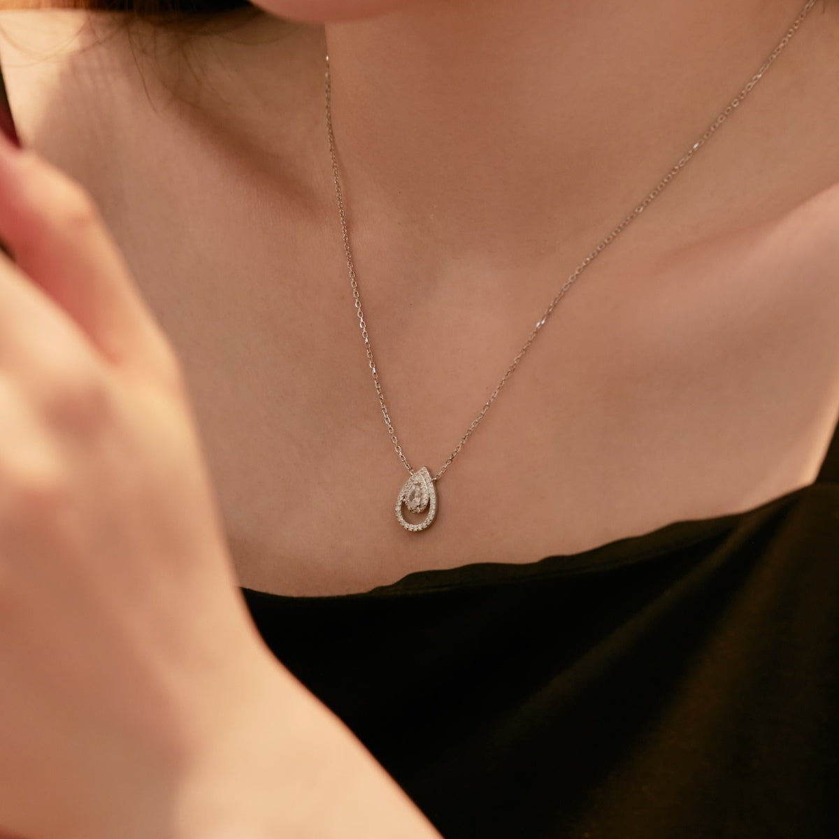 Pomuse Sparkling Pear Cut Necklace