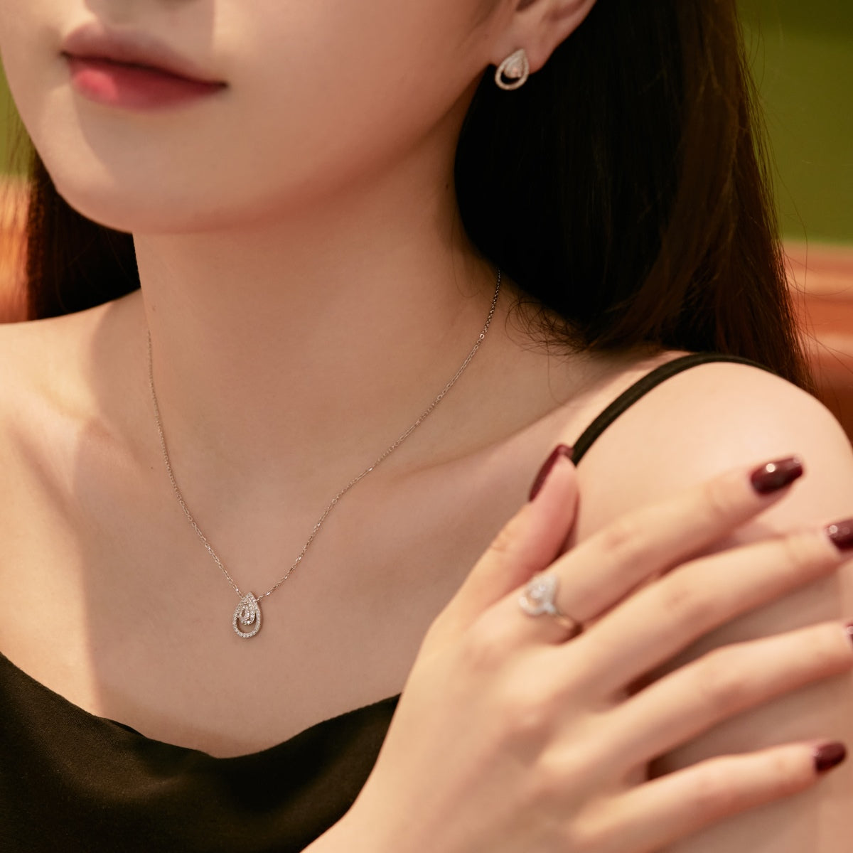 Pomuse Sparkling Pear Cut Necklace
