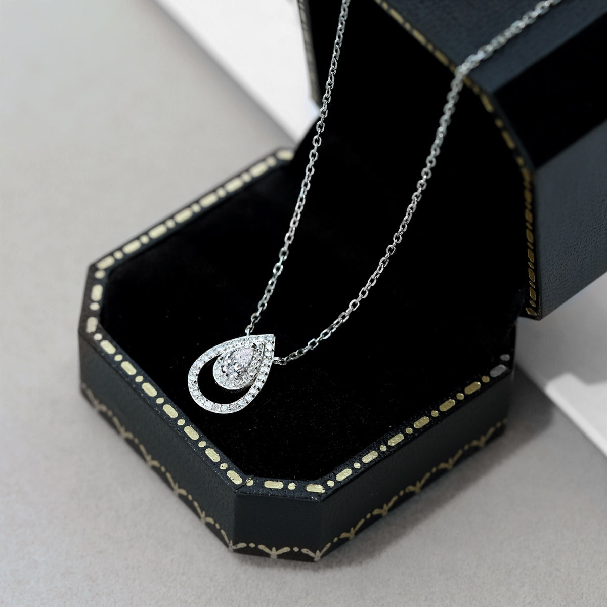 Pomuse Sparkling Pear Cut Necklace