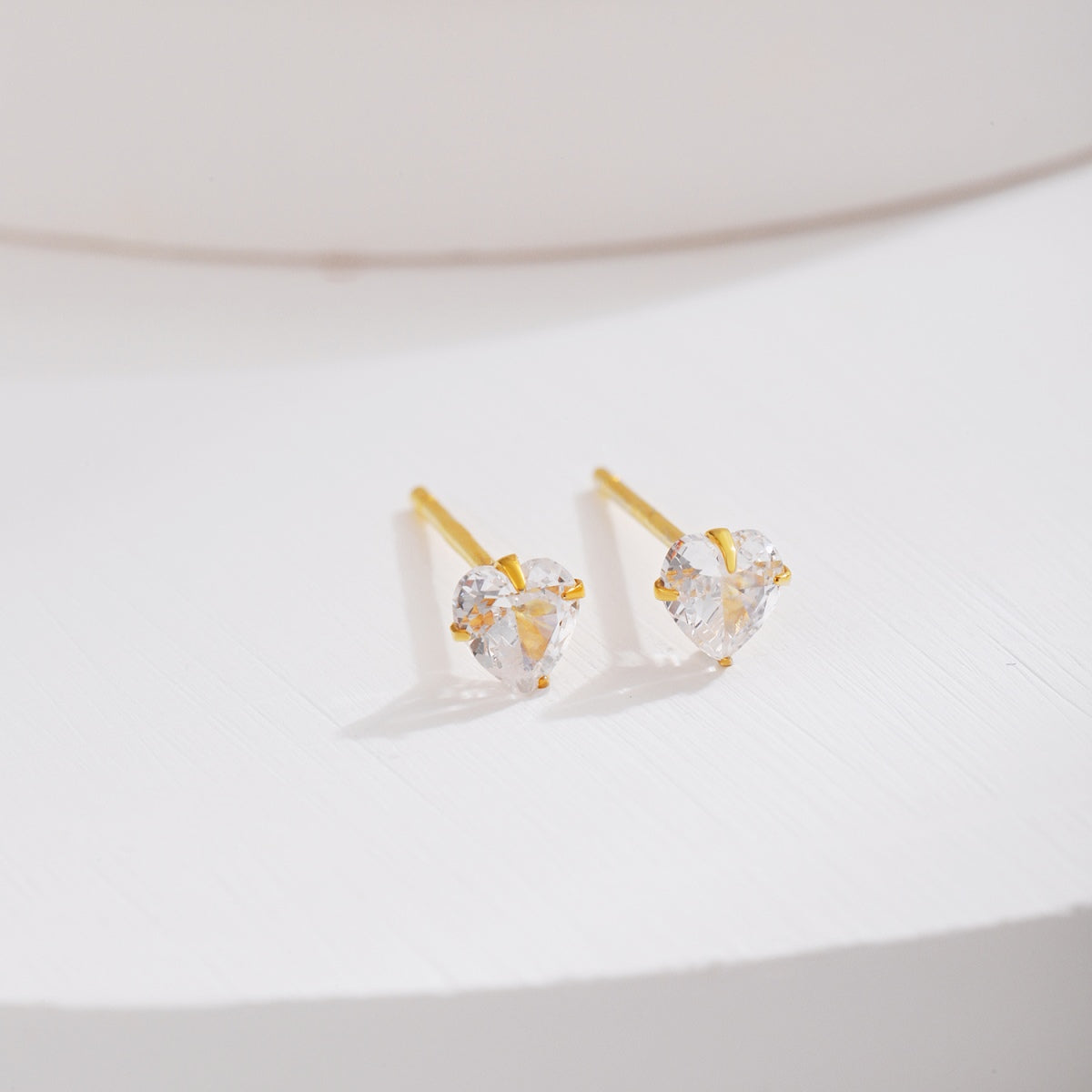 Pomuse Sparkling Heart Shaped Simple Earrings