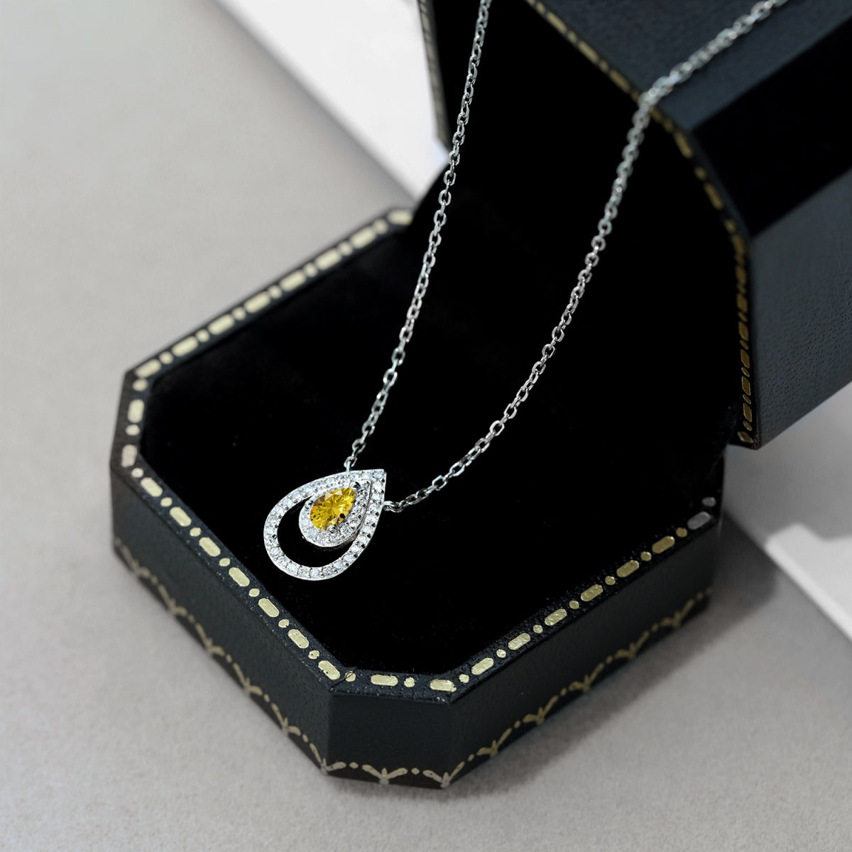 Pomuse Sparkling Pear Cut Necklace