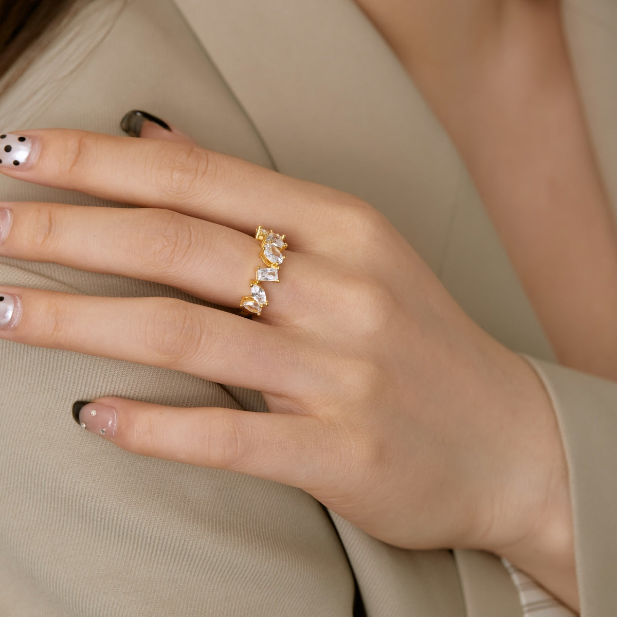 Pomuse – Zarter Ring mit mehreren Schliffen