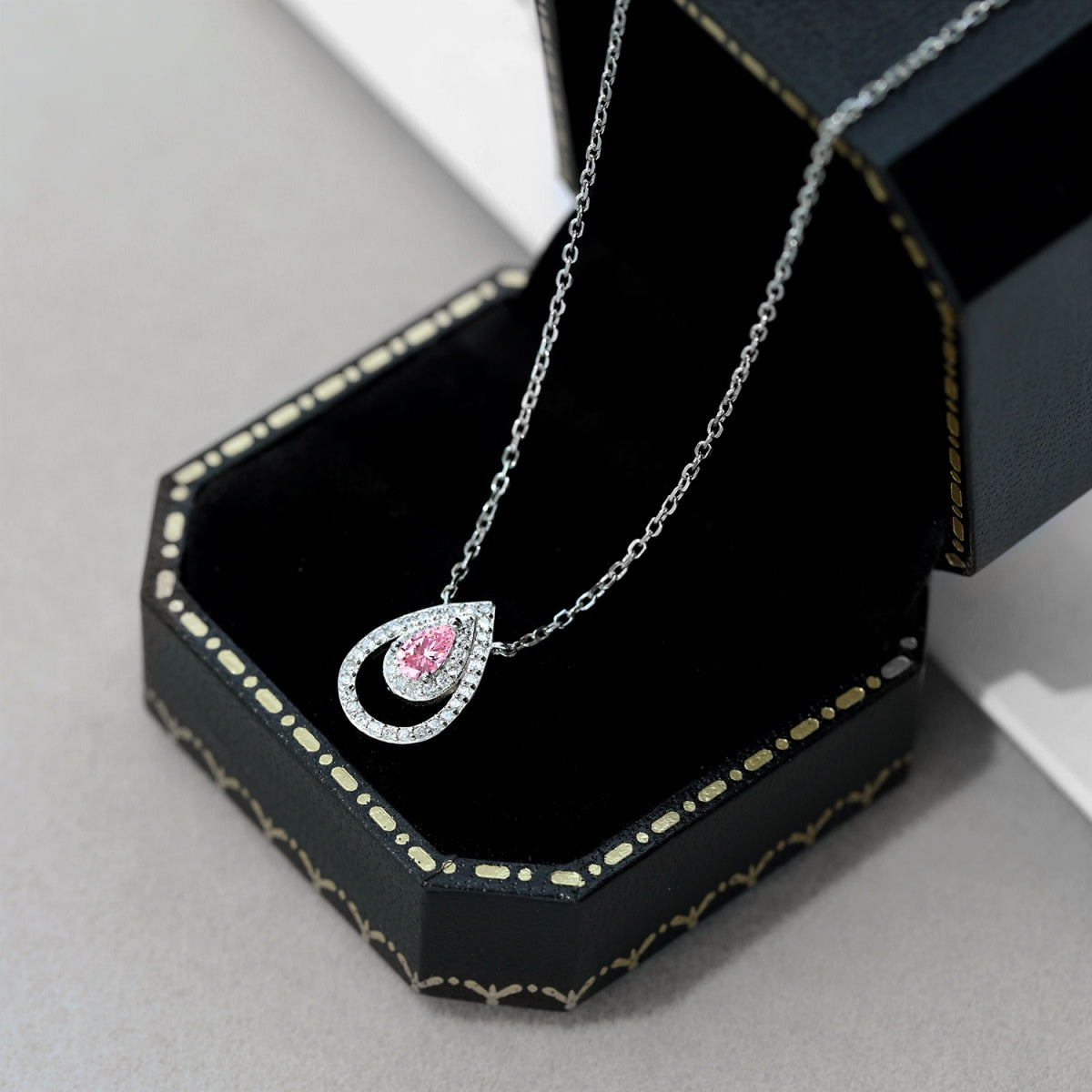 Pomuse Sparkling Pear Cut Necklace