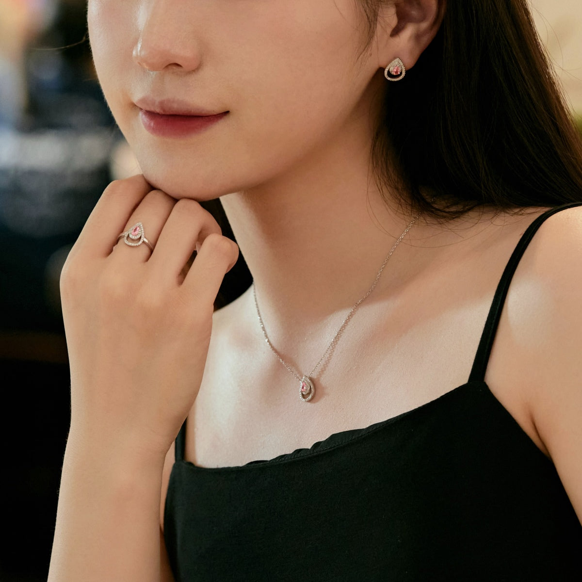 Pomuse Sparkling Pear Cut Necklace