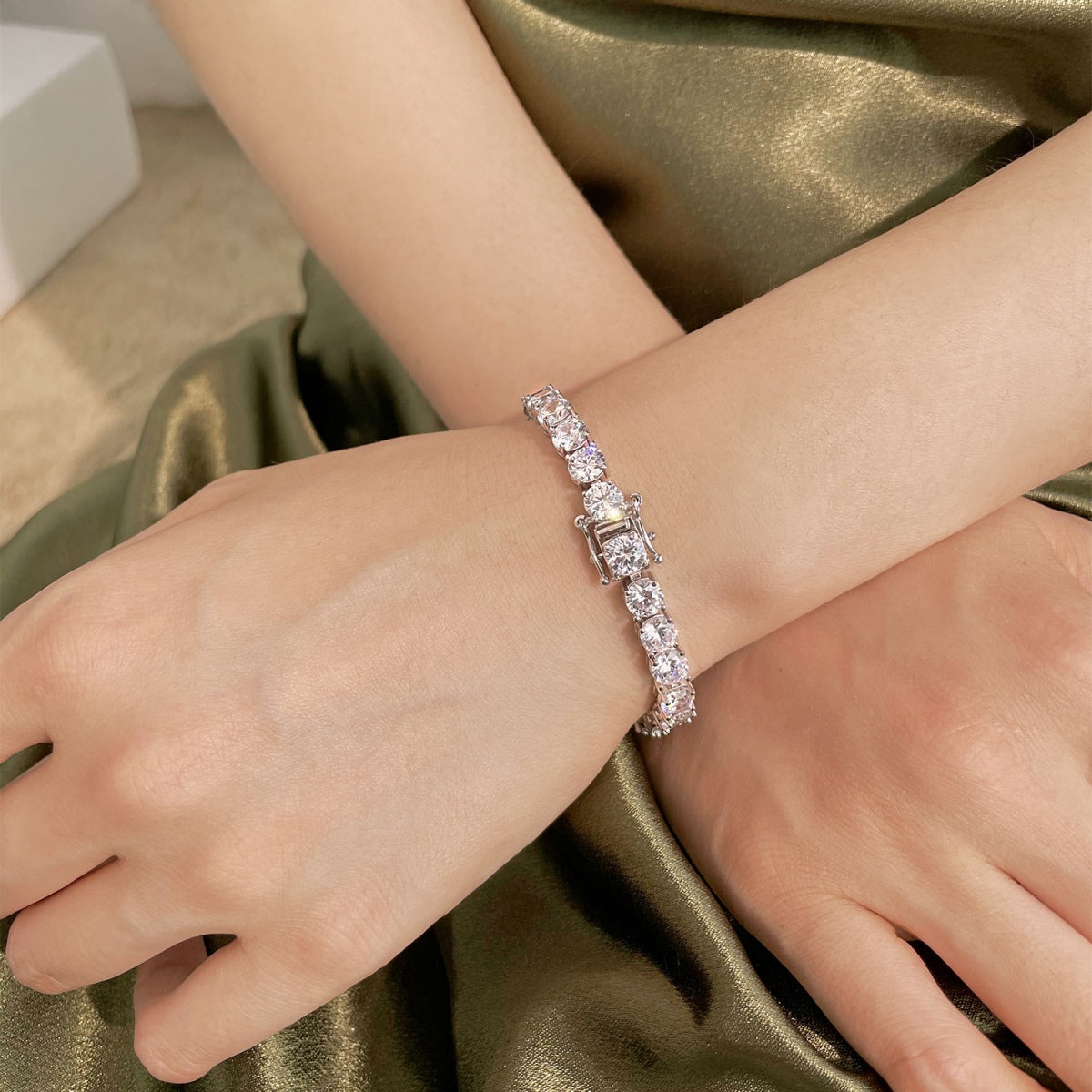 Pomuse 0.75 Carat Dazzling Round Cut Wedding Bracelet