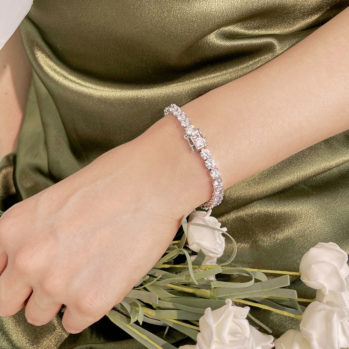 Pomuse Ornate Sparkling Round Cut Wedding Bracelet