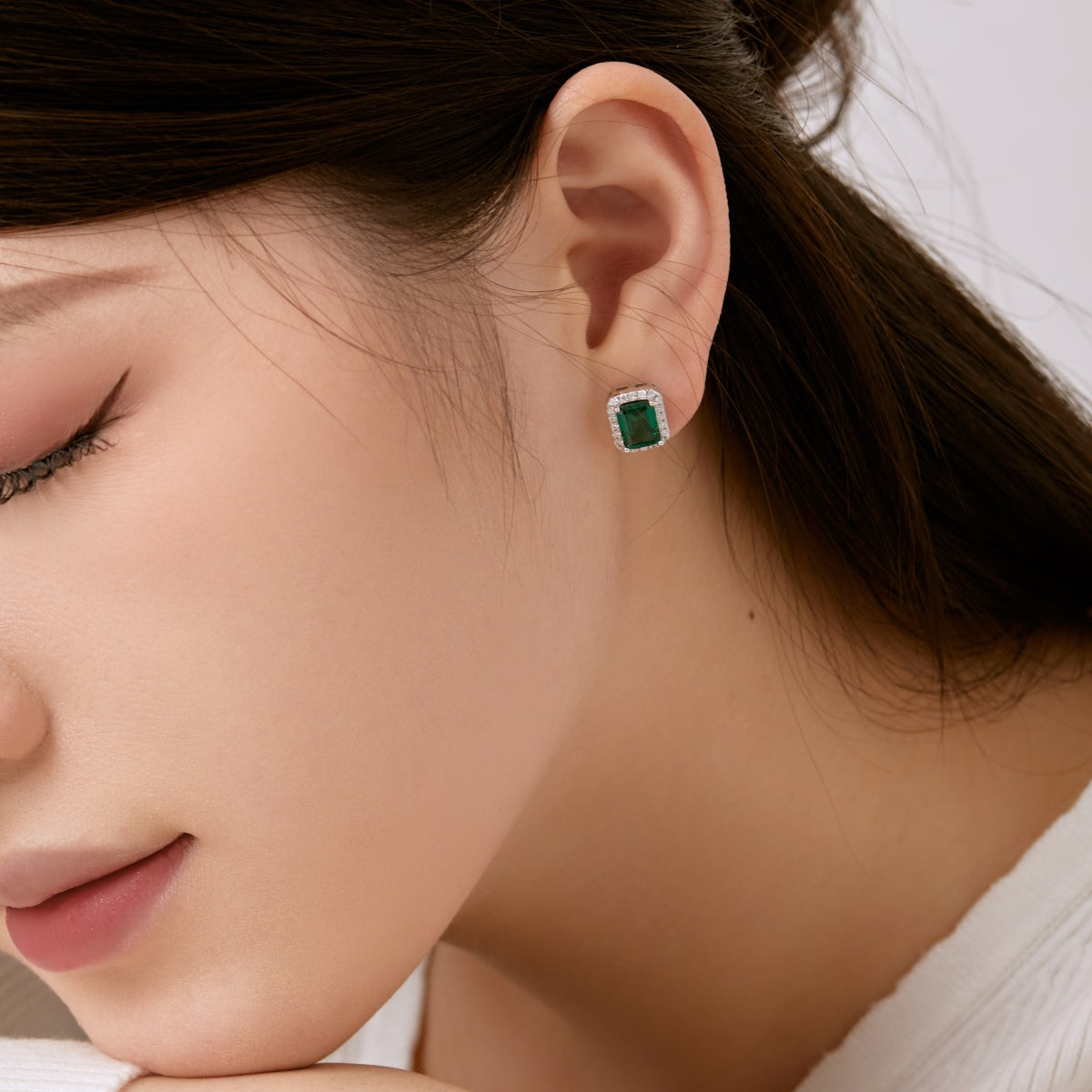 Pomuse Luxurious Dainty Emerald Cut Banquet Earrings