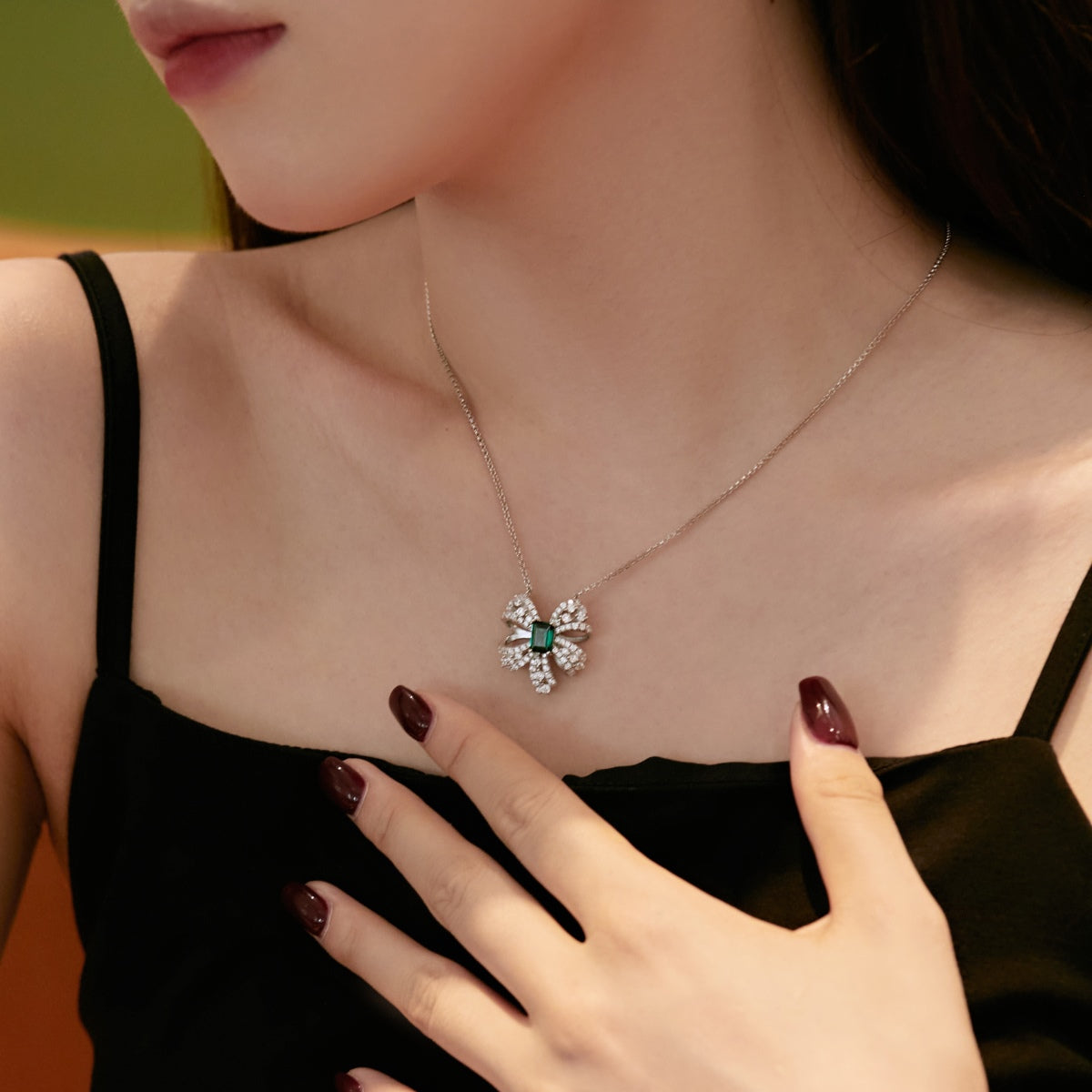 Pomuse Luxurious Flower Shape Emerald Cut Necklace