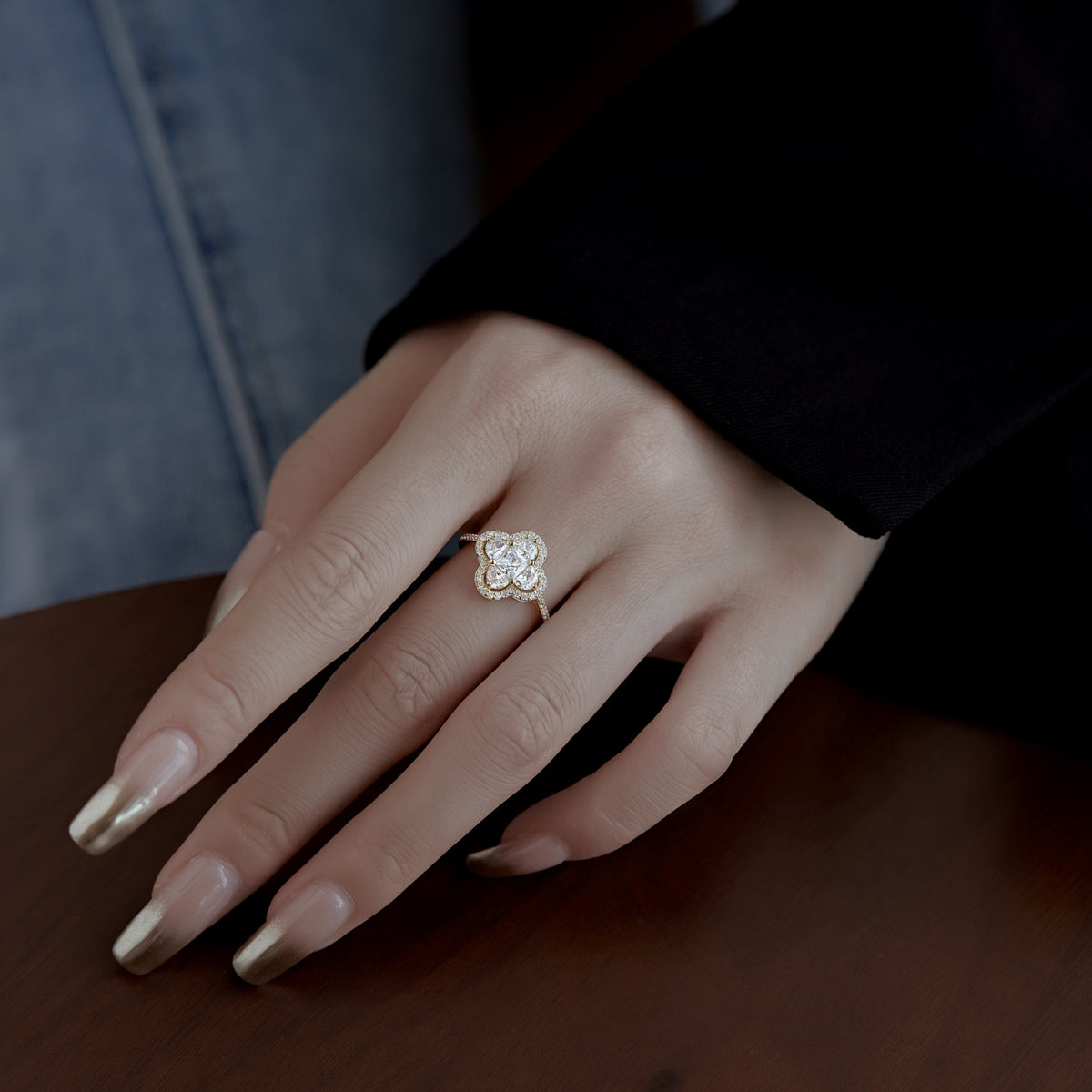 Pomuse Luxurious Eternity Flower Shape Banquet Ring