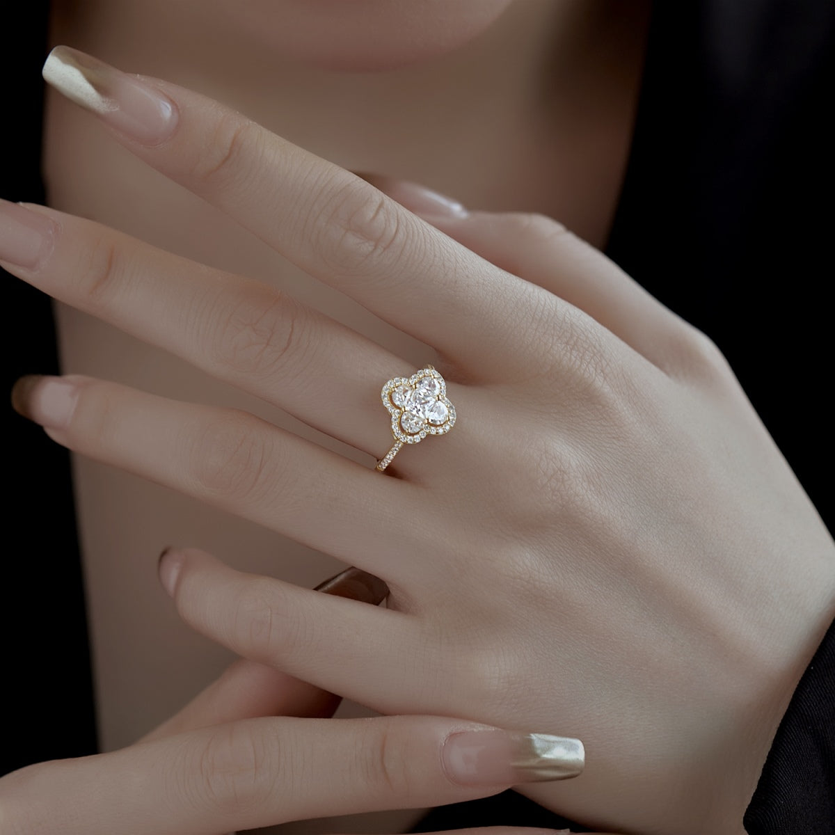 Pomuse Luxurious Eternity Flower Shape Banquet Ring