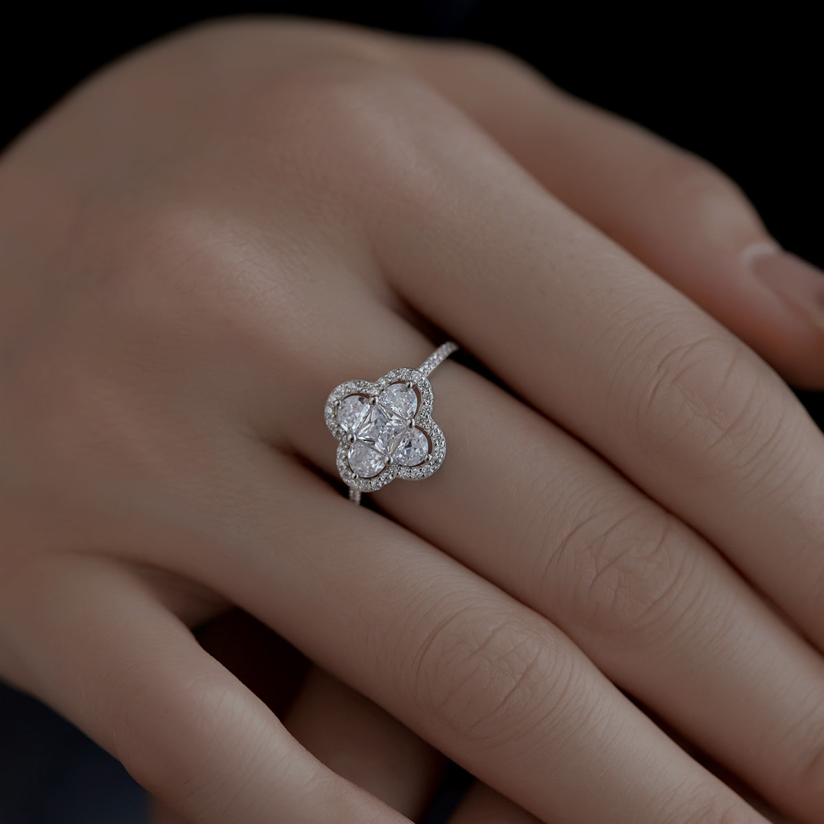 Pomuse Luxurious Eternity Flower Shape Banquet Ring