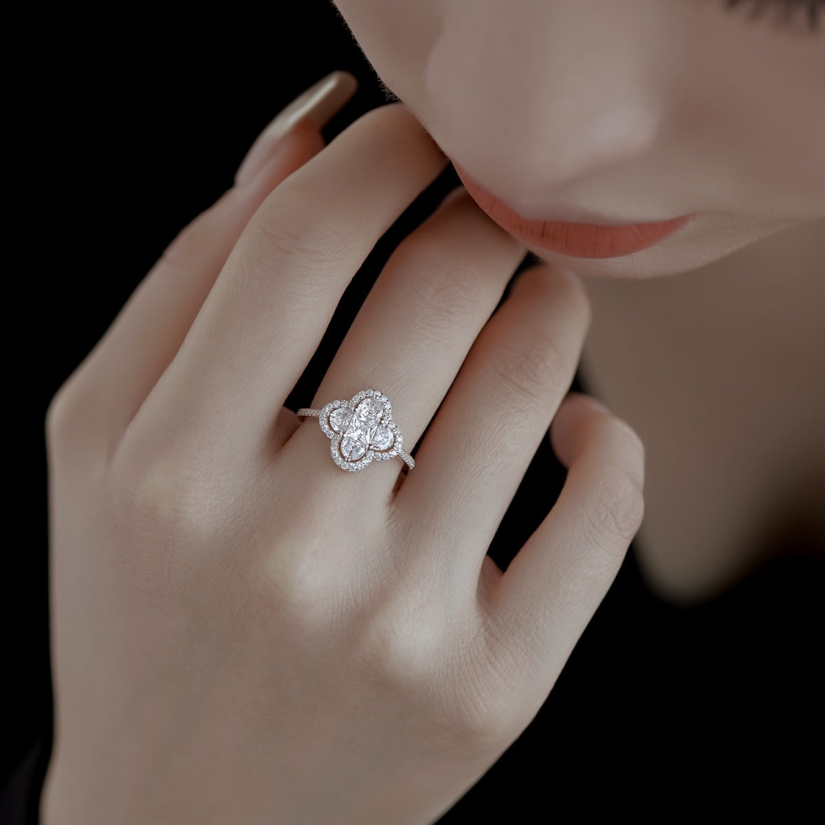 Pomuse Luxurious Eternity Flower Shape Banquet Ring
