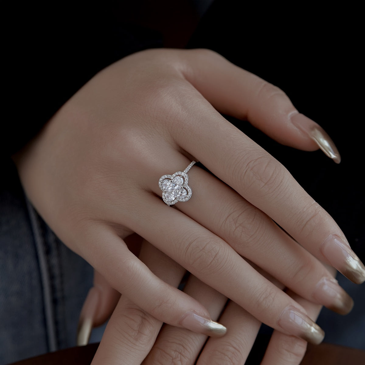 Pomuse Luxurious Eternity Flower Shape Banquet Ring