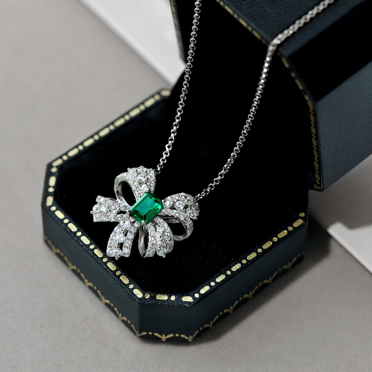 Pomuse Luxurious Flower Shape Emerald Cut Necklace