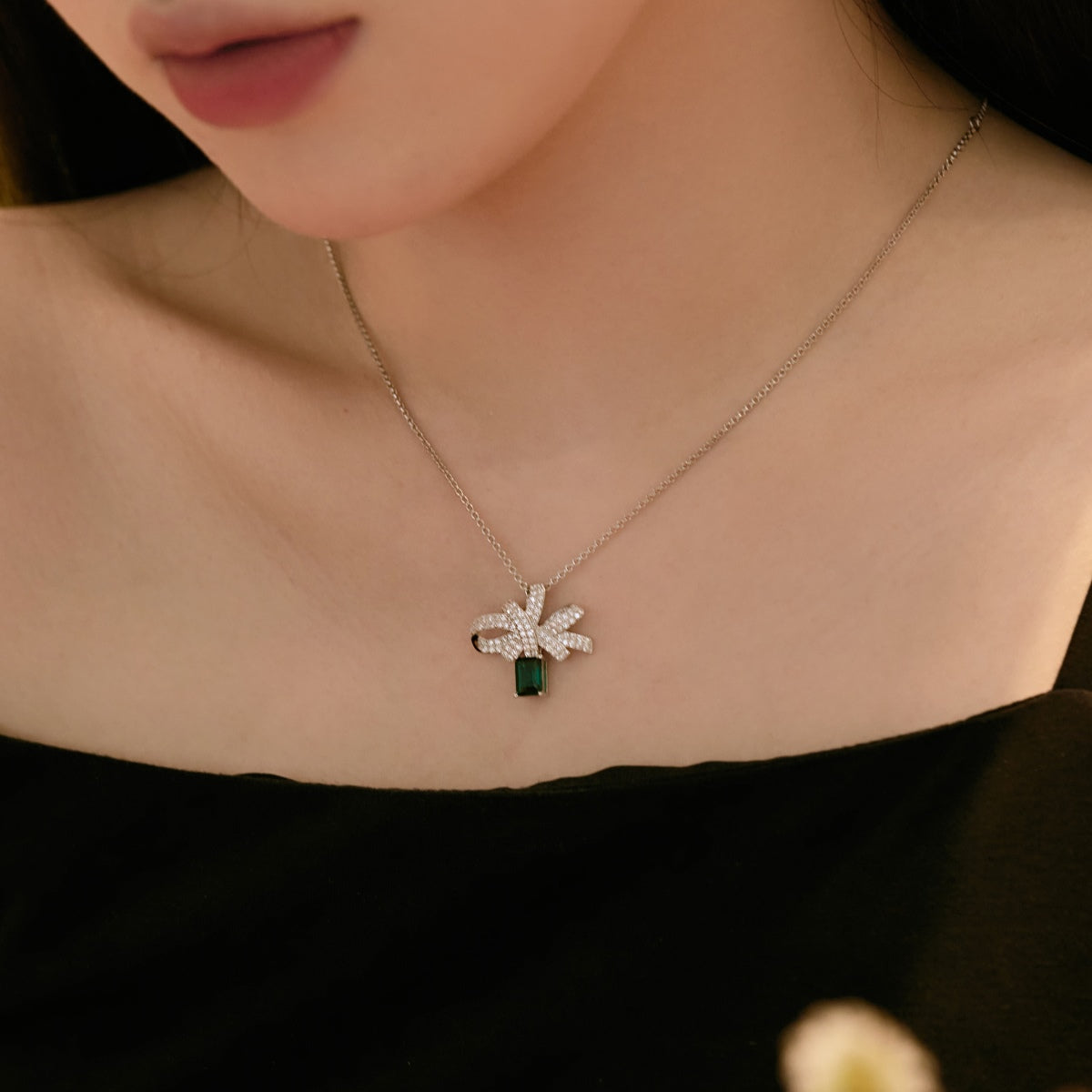 Pomuse Luxurious Flower Shape Emerald Cut Necklace