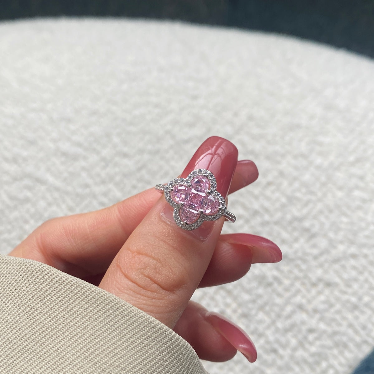 Pomuse Luxurious Eternity Flower Shape Banquet Ring