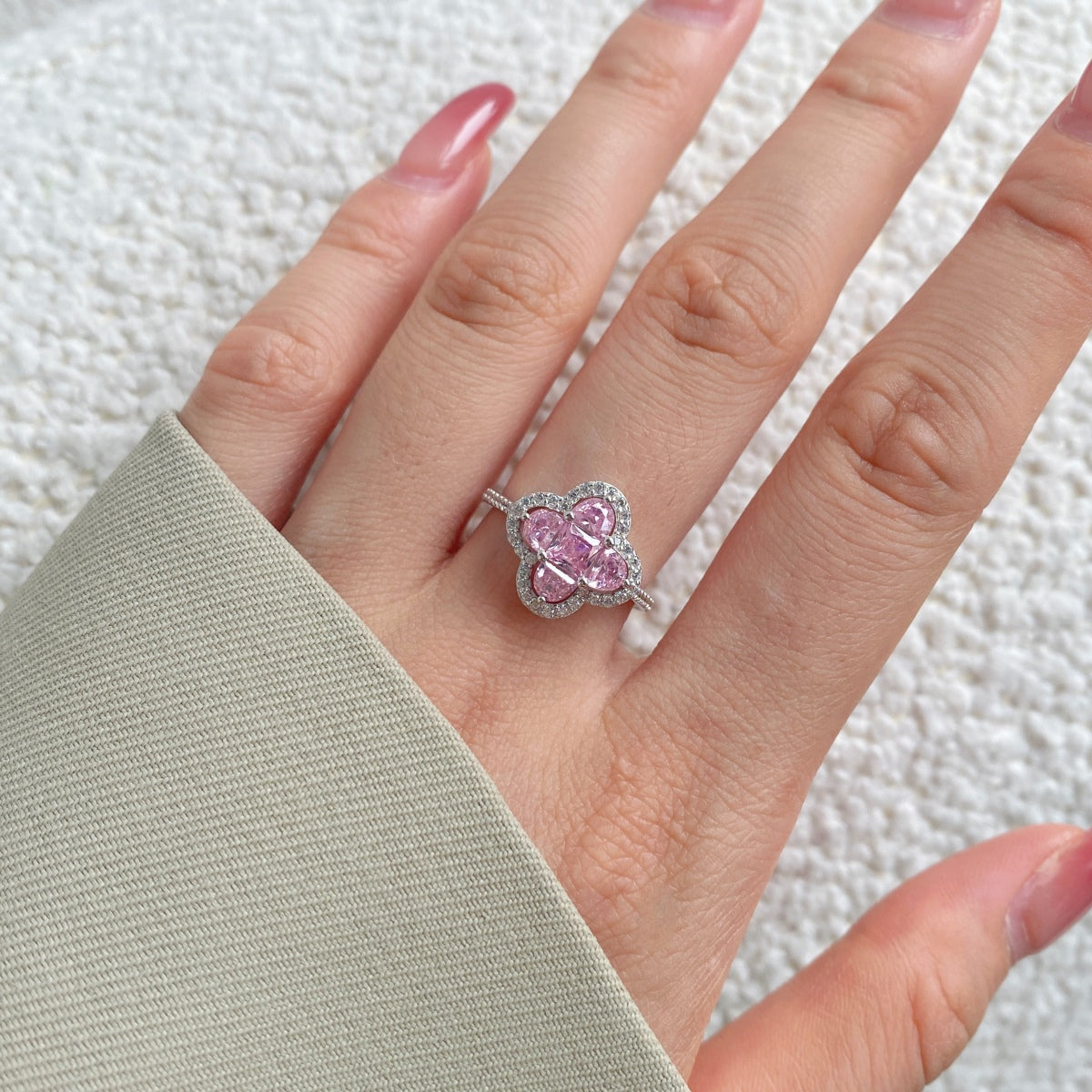 Pomuse Luxurious Eternity Flower Shape Banquet Ring