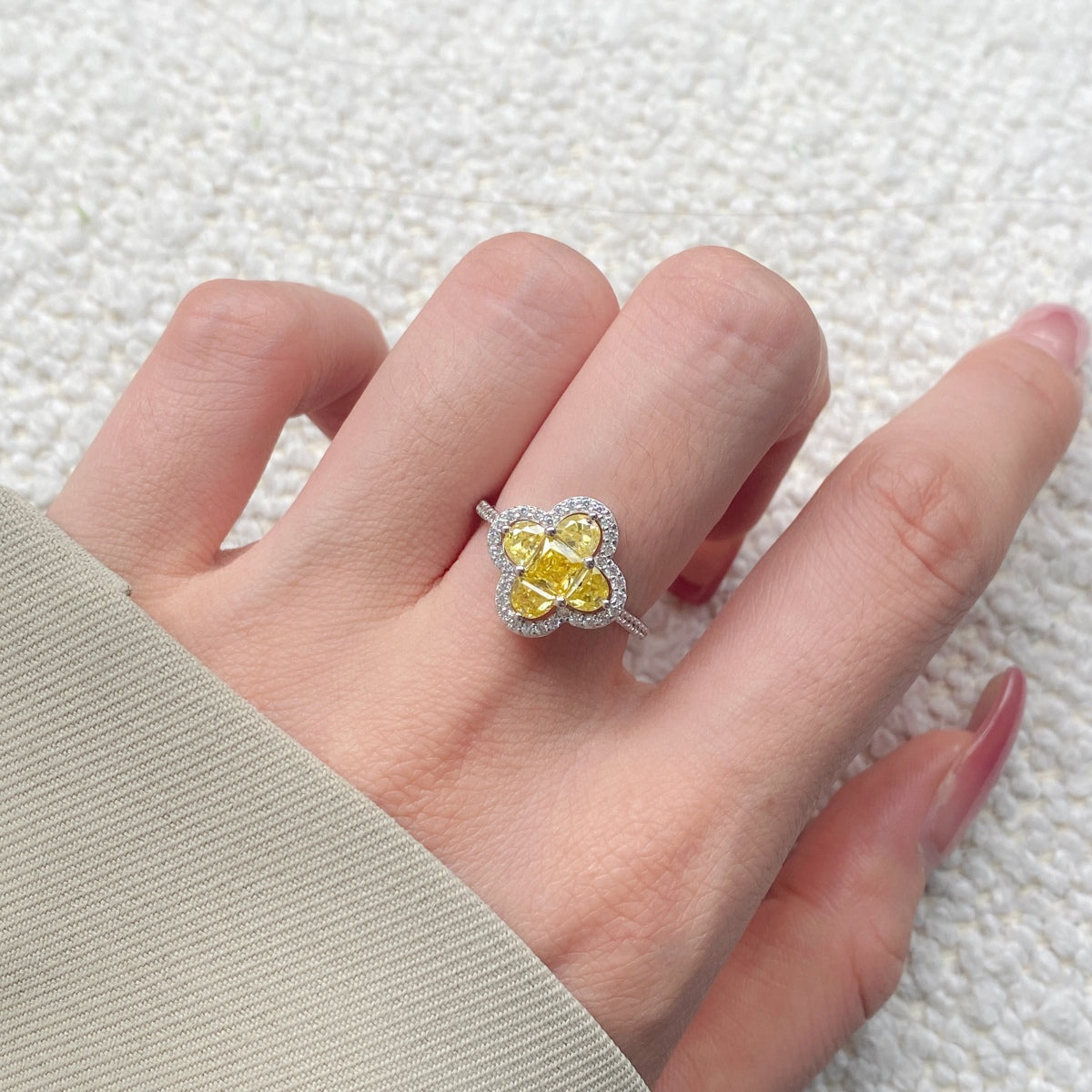 Pomuse Luxurious Eternity Flower Shape Banquet Ring