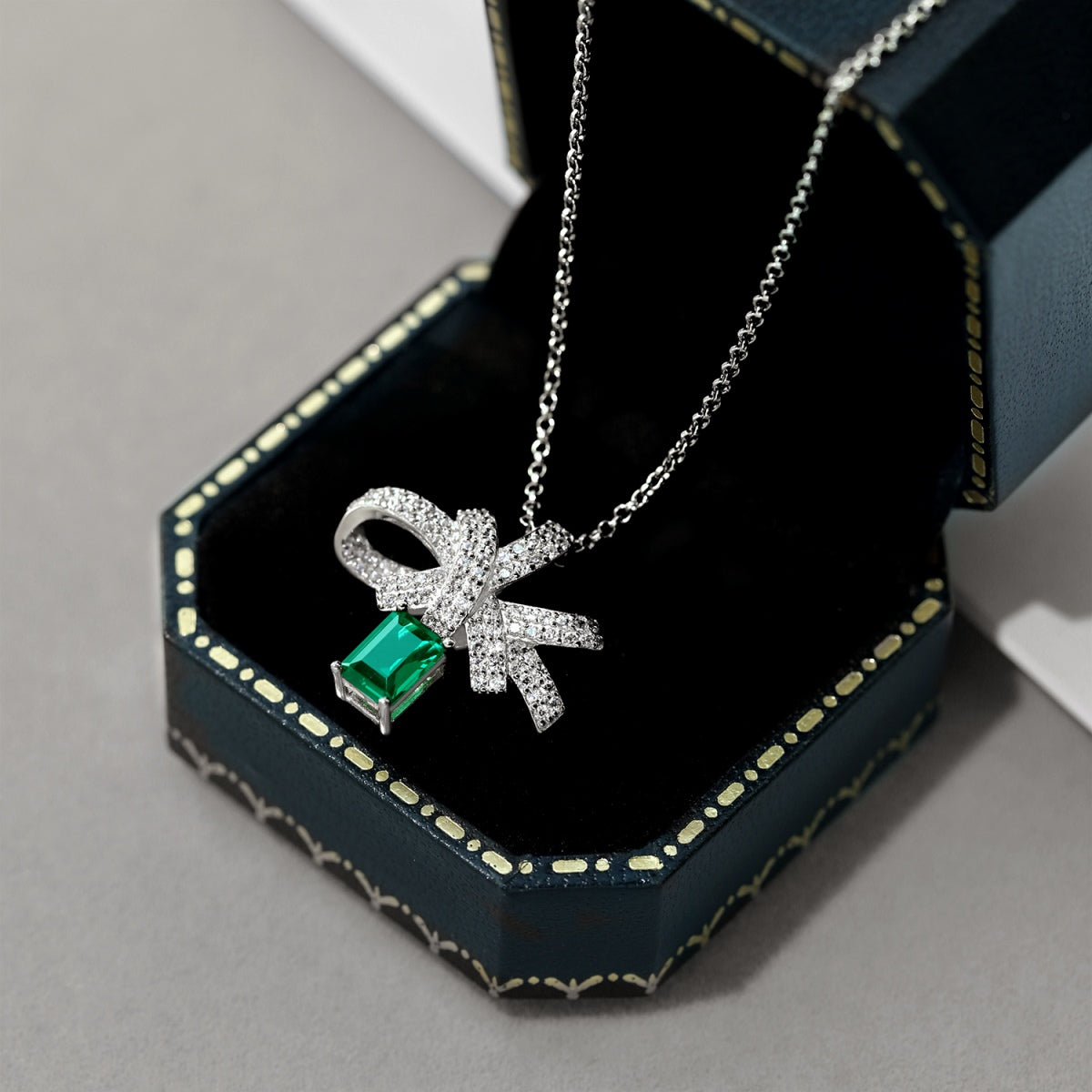Pomuse Luxurious Flower Shape Emerald Cut Necklace