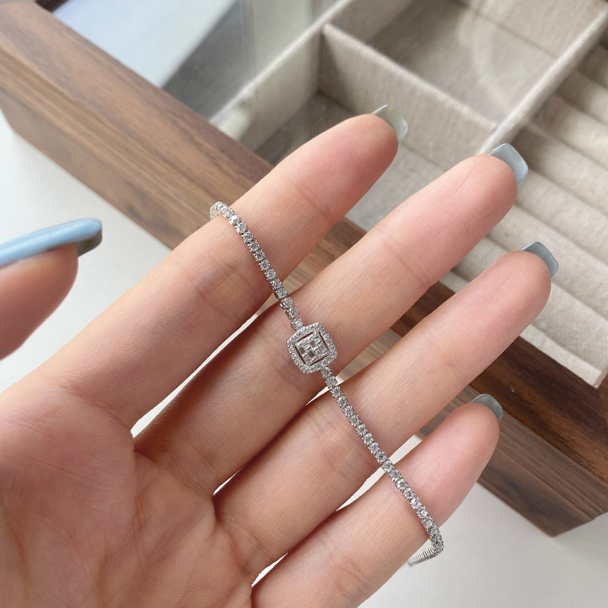 Pomuse Luxurious Dazzling Square Shape Banquet Bracelet