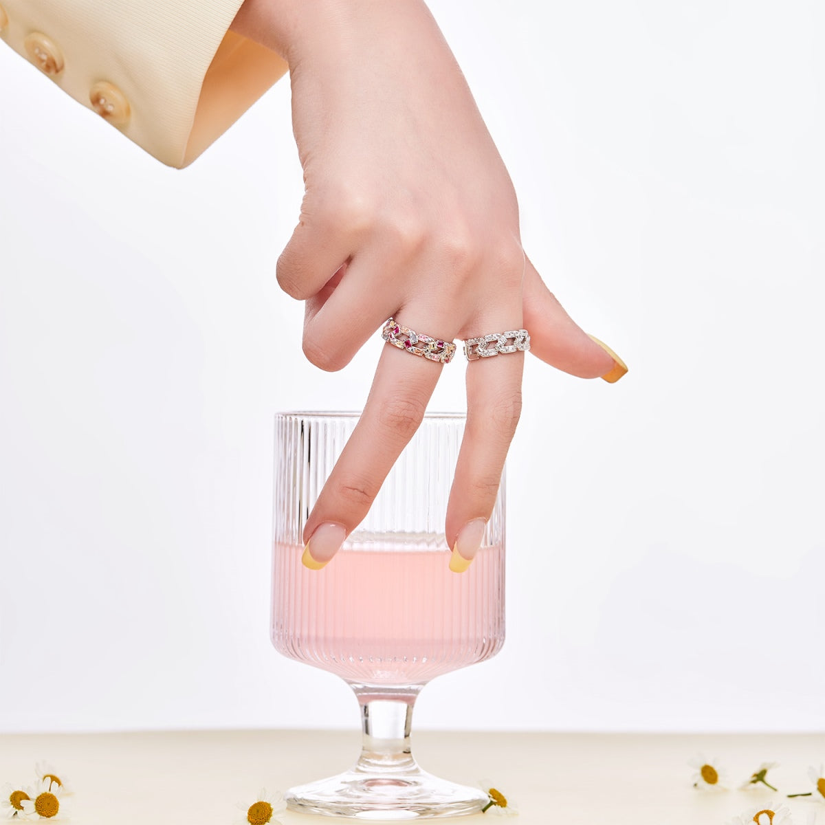 Pomuse Sparkling Vibrant Emerald Cut Daily Ring