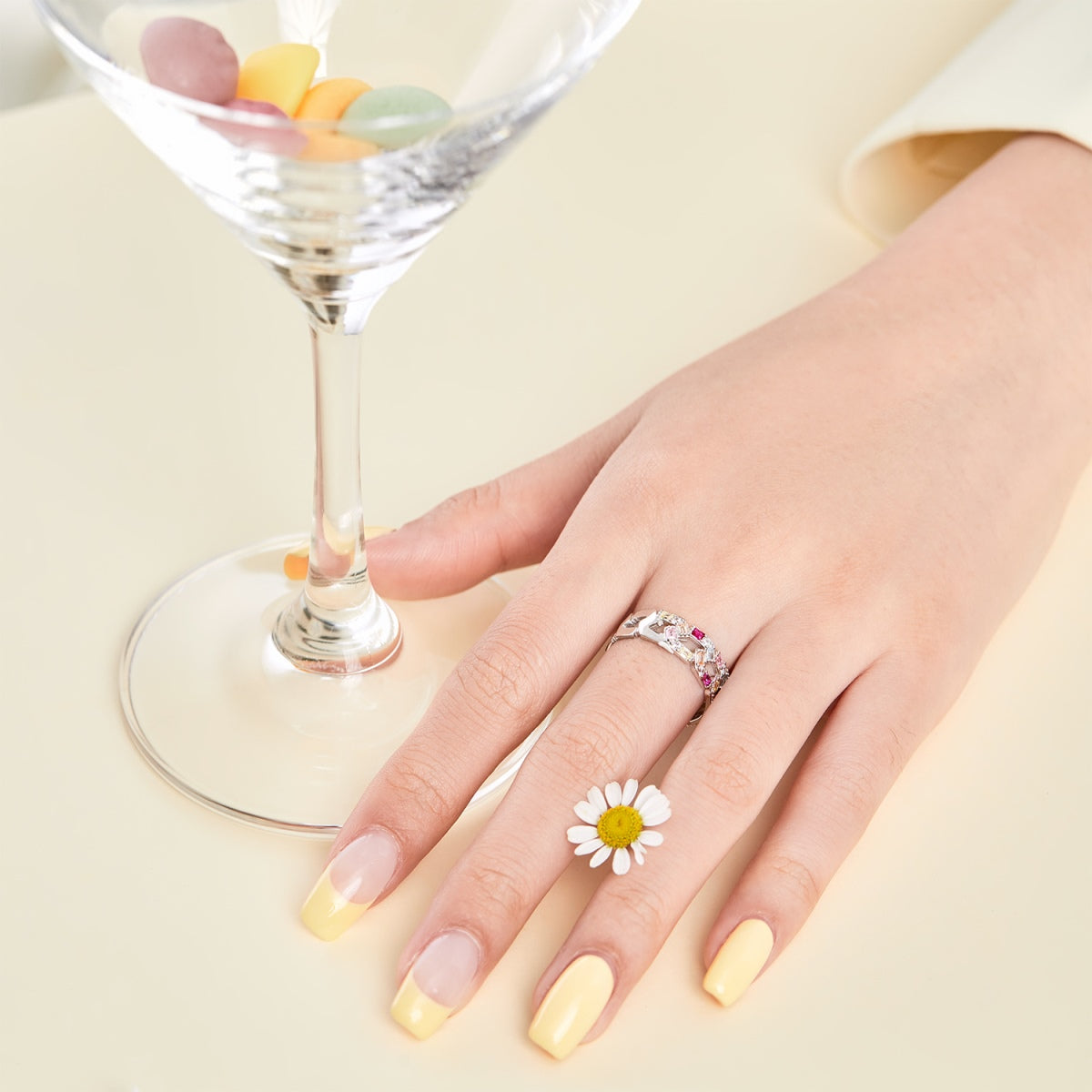 Pomuse Sparkling Vibrant Emerald Cut Daily Ring