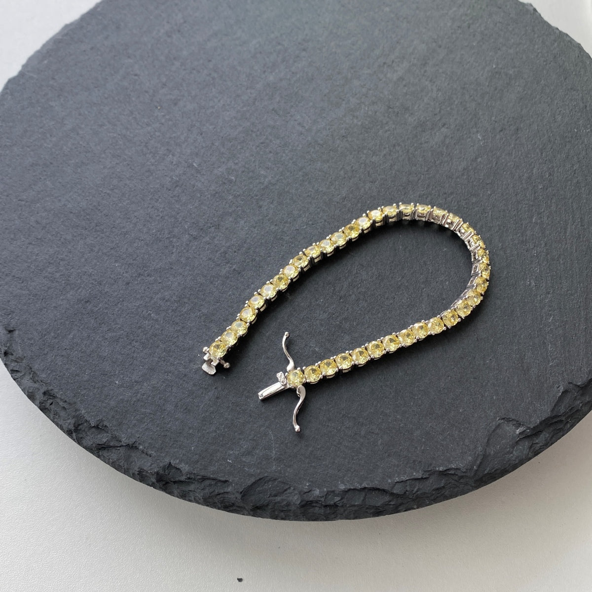 Pomuse Ornate Dazzling Round Cut Tennis Bracelet