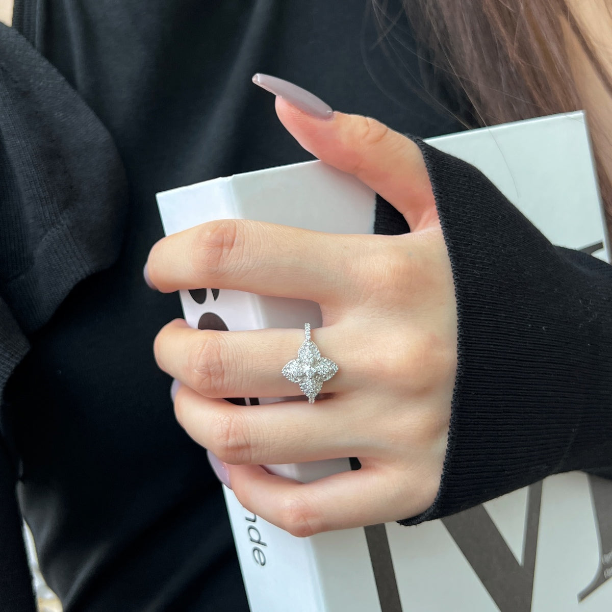 Pomuse Luxurious Colorful Flower Shape Banquet Ring